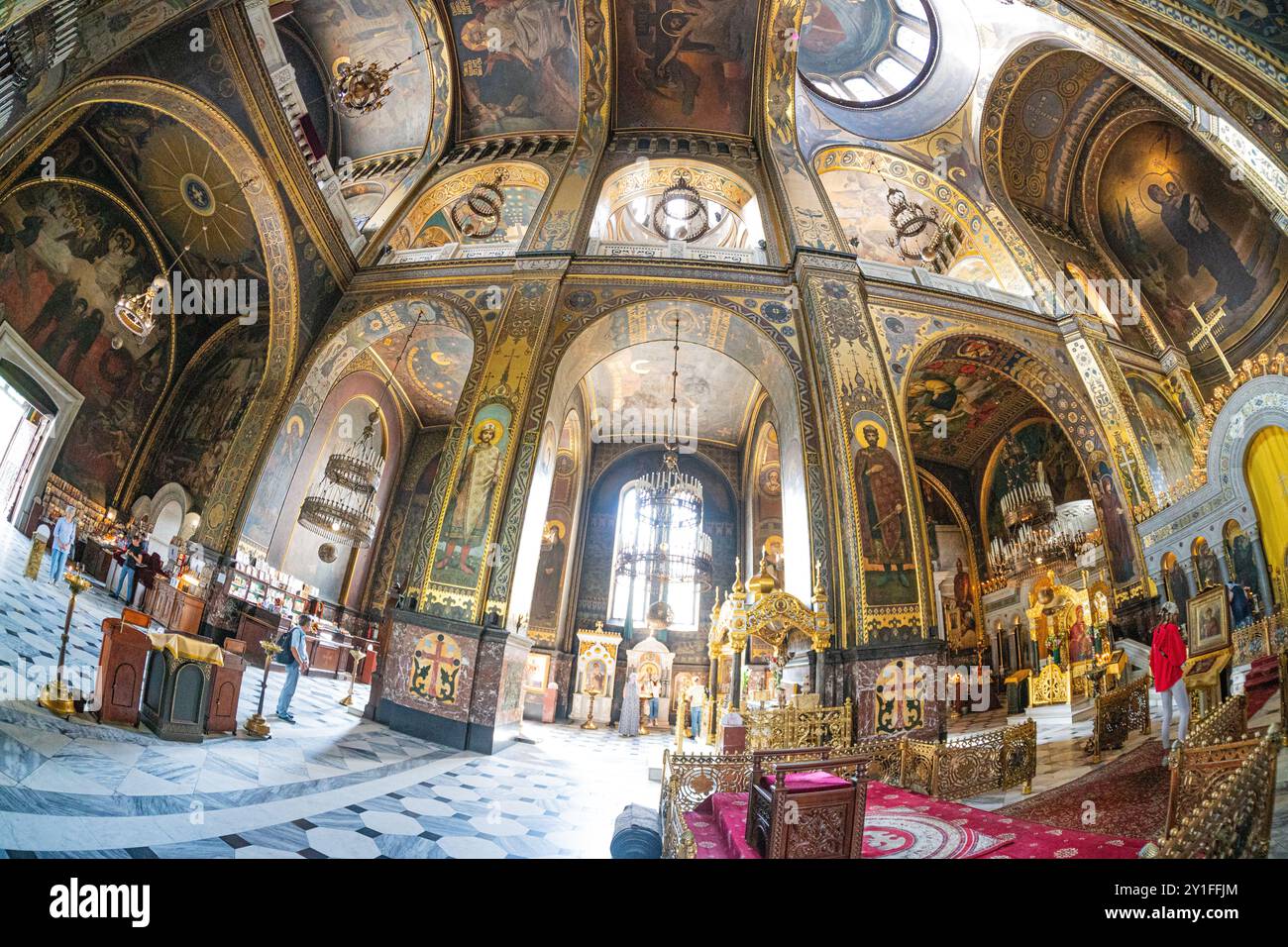 Interno della Cattedrale di San Volodymyr con altare e frammenti di affreschi interno della famosa Cattedrale di San Volodymyr con icone e dipinti Foto Stock