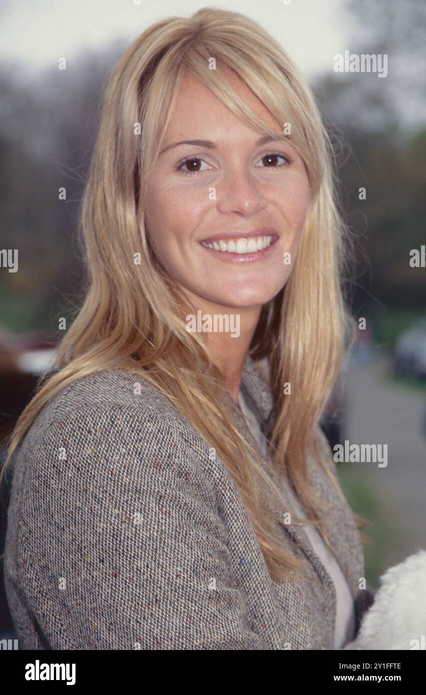 Elle Macpherson partecipa alla SPCA Westchester Dog Walk al Rockefeller State Park Preserve a North Tarrytown, New York, il 30 aprile 1995. Foto di Henry McGee/MediaPunch Foto Stock