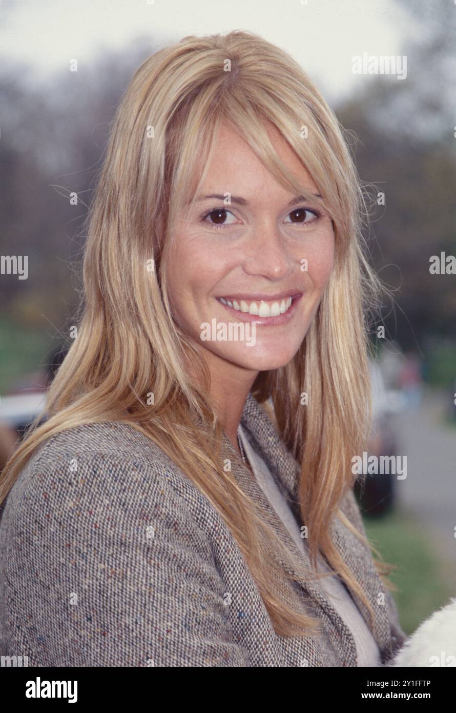 Elle Macpherson partecipa alla SPCA Westchester Dog Walk al Rockefeller State Park Preserve a North Tarrytown, New York, il 30 aprile 1995. Foto di Henry McGee/MediaPunch Foto Stock