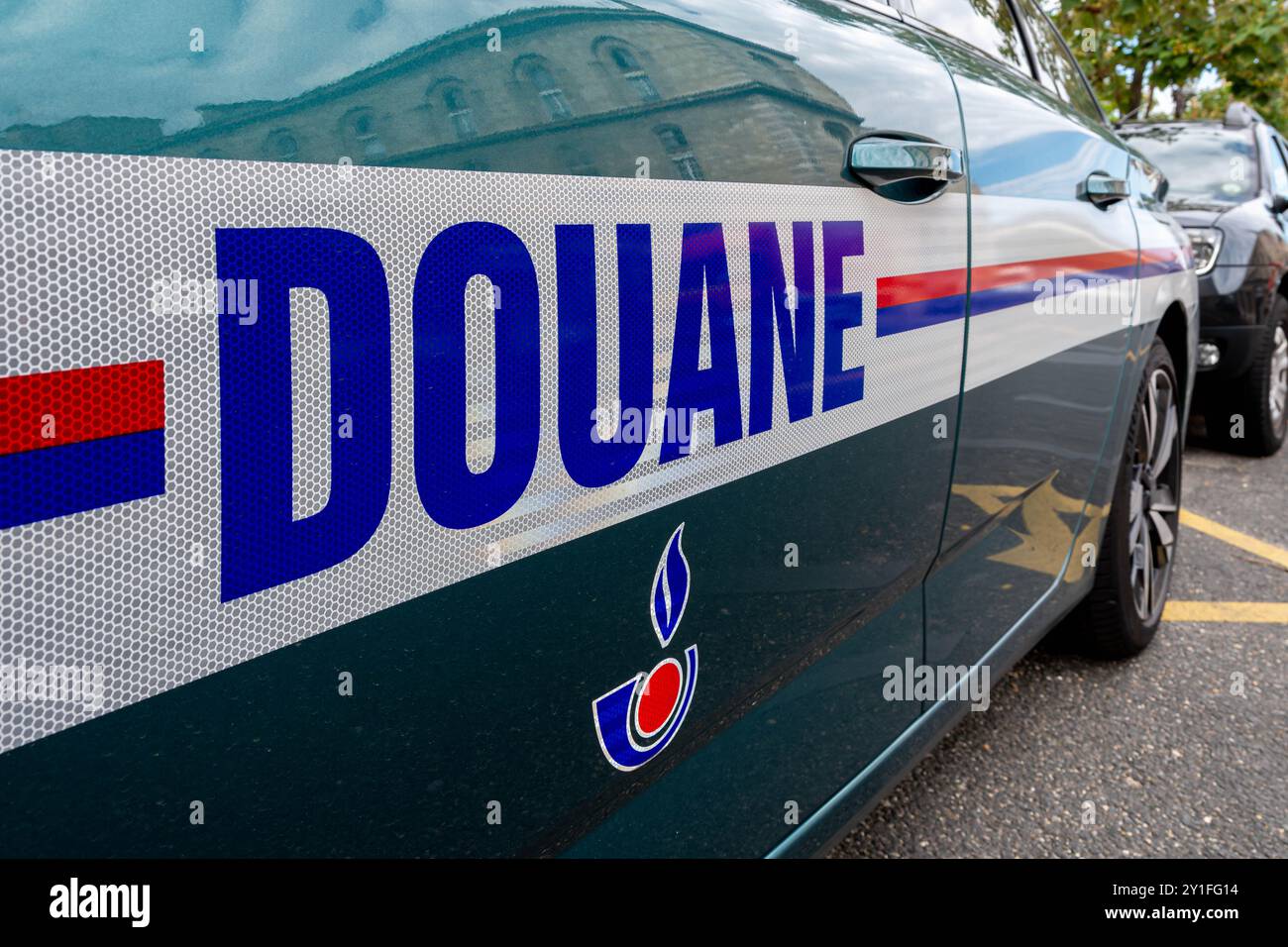 Primo piano di un marchio "Douane" scritto in francese a fianco di un veicolo di pattuglia e d'intervento dei servizi doganali francesi, Parigi, Francia Foto Stock