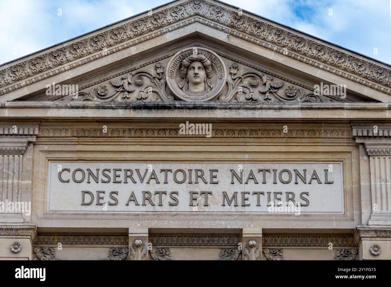 Cartello all'ingresso del Conservatoire National des Arts et Métiers (CNAM), istituto di istruzione superiore e di ricerca francese e scuola di ingegneria Foto Stock