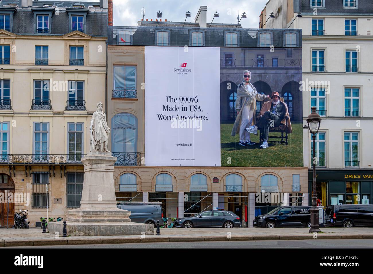 Cartellone pubblicitario per New Balance (NB), un produttore americano di calzature e abbigliamento sportivo, sulla facciata di un edificio a Parigi, in Francia Foto Stock