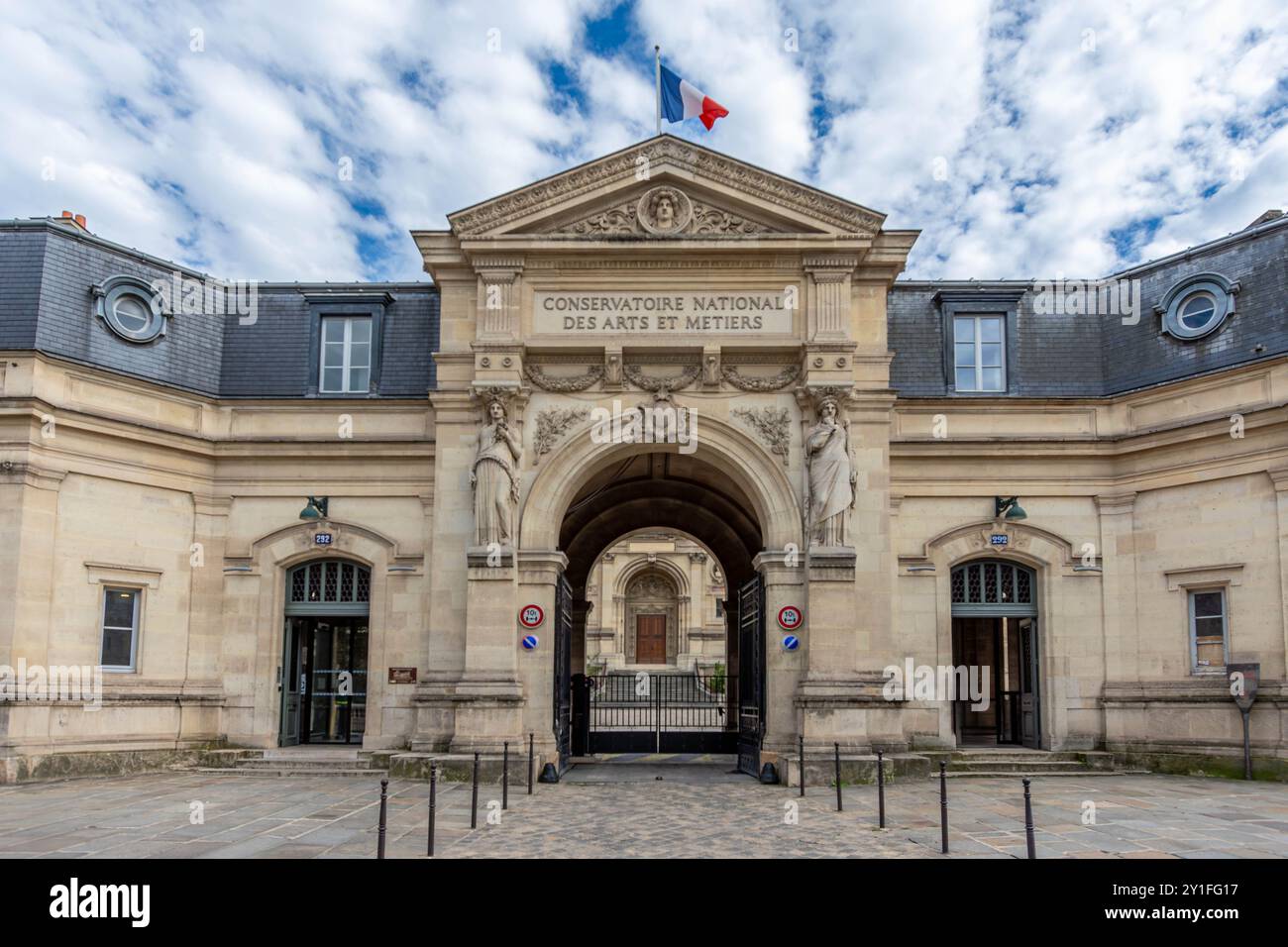 Ingresso al Conservatoire National des Arts et Métiers (CNAM), importante istituto di istruzione superiore e di ricerca francese e scuola di ingegneria Foto Stock