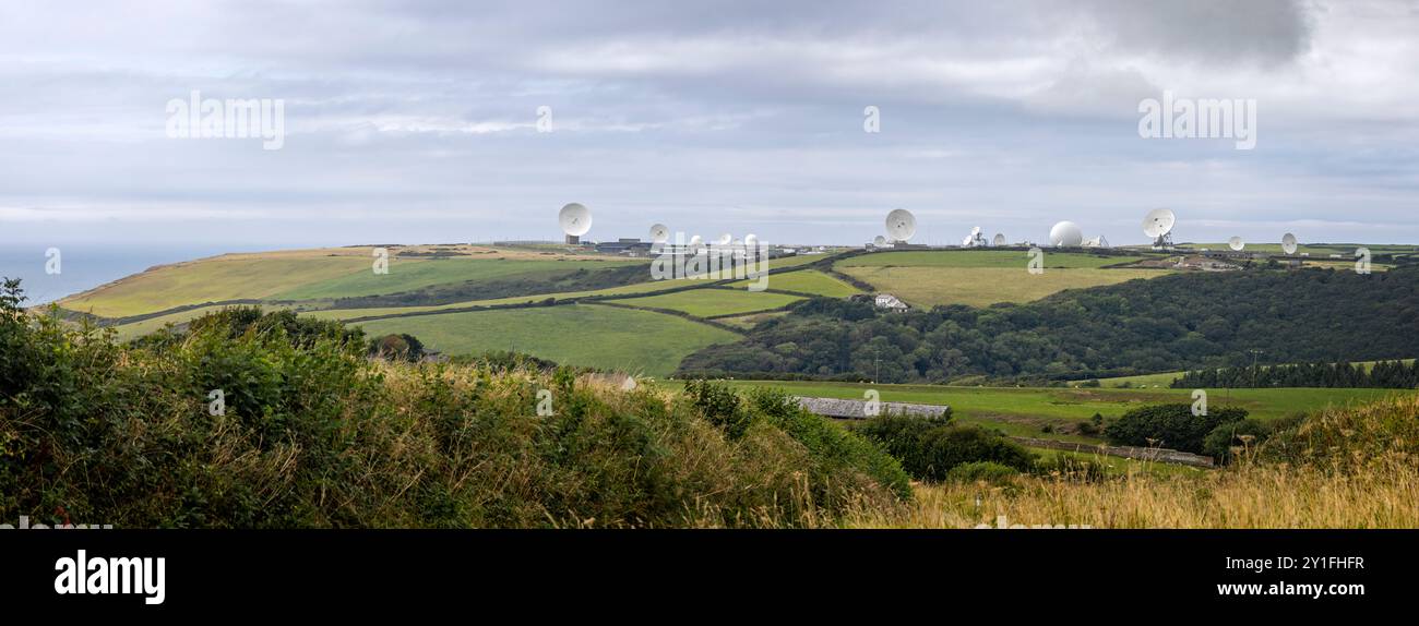 Vista panoramica di una vasta gamma di parabole satellitari sulla cima della collina a GCHQ Bude, Cornovaglia, Regno Unito, il 2 settembre 2024 Foto Stock