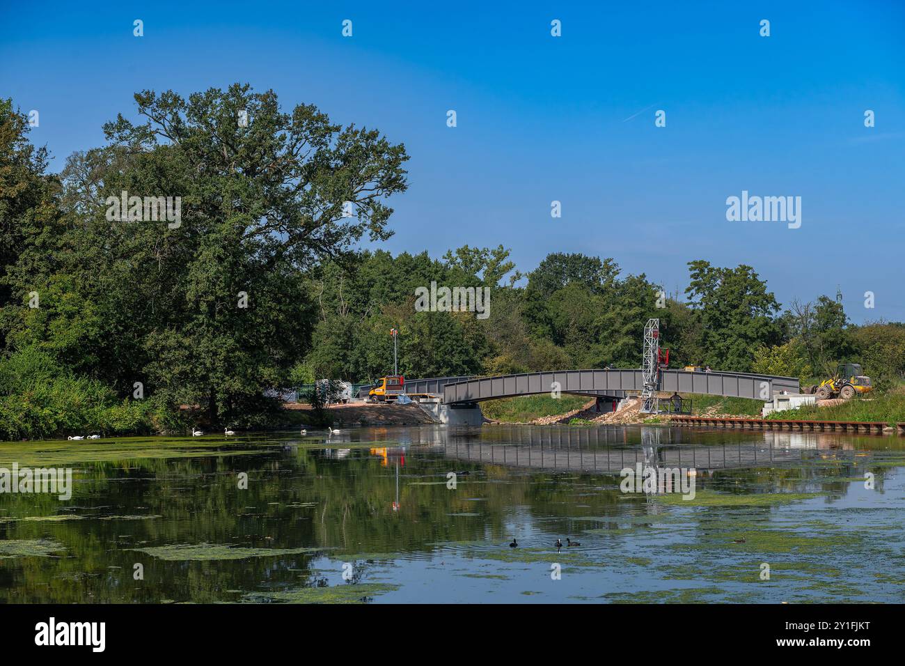 Costruzione di un nuovo ponte pedonale sul fiume Nidda, Francoforte, Germania Foto Stock