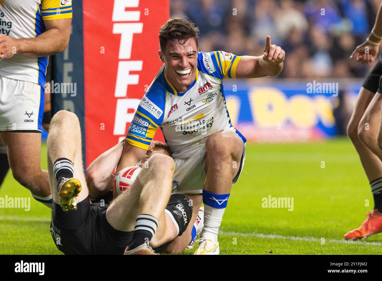 Brodie Croft ( 6 ) di Leeds Rhinos celebra il suo tentativo Foto Stock