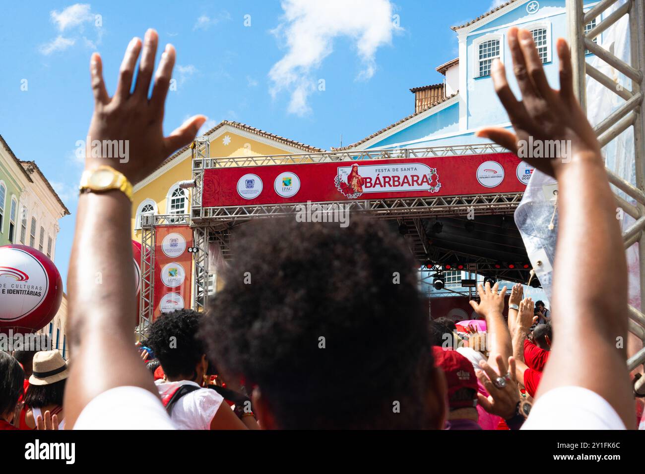 Salvador, Bahia, Brasile - 4 dicembre 2019: I fedeli sono visti rendere omaggio a Santa Barbara durante una festa a Pelourinho nella città di Salvador, Foto Stock