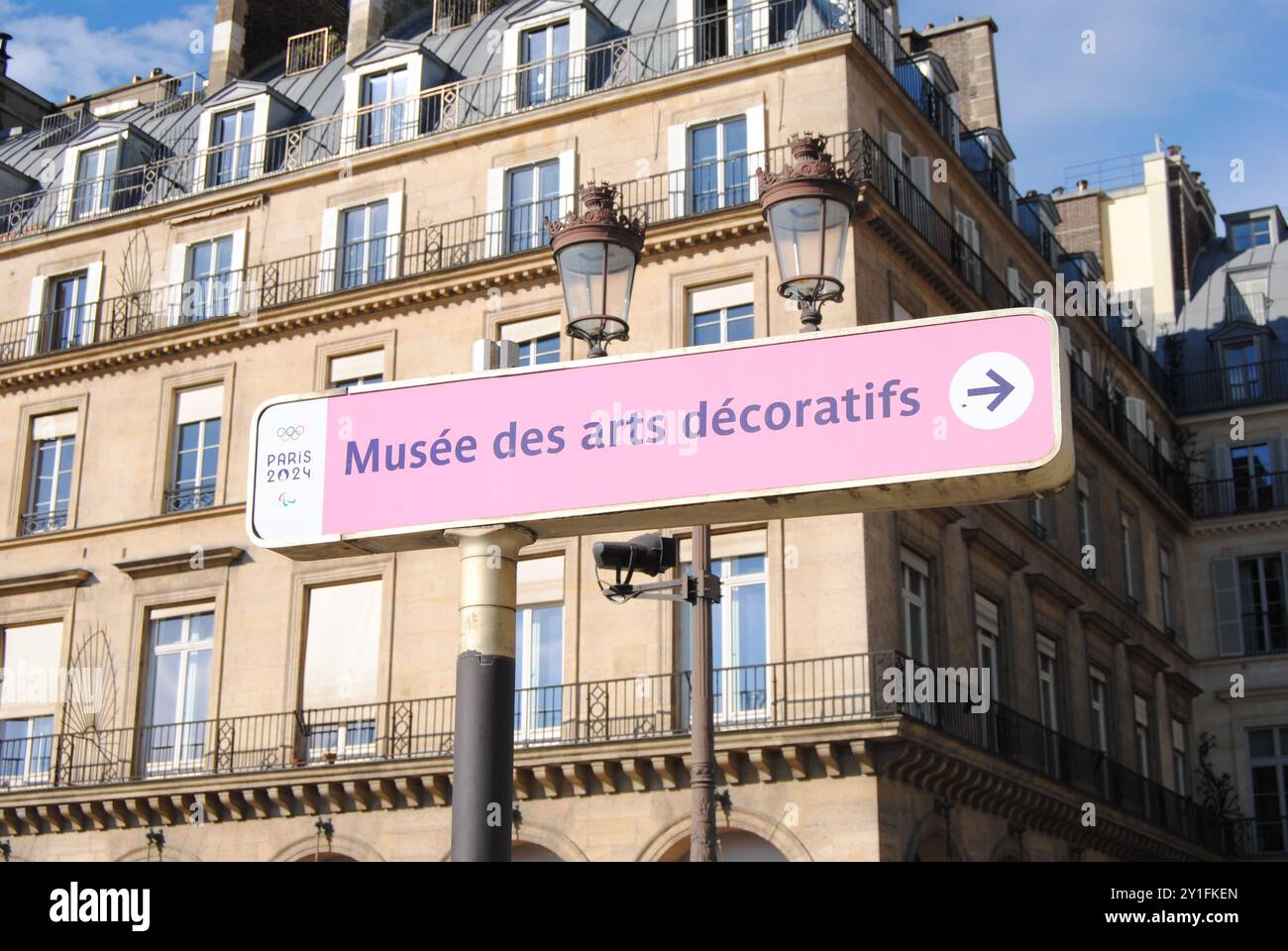 Parigi, Francia - 06 settembre 2024: Cartello che indica il Musée des Arts Décoratifs con il marchio Paris 2024 durante le Olimpiadi e le Paralimpiadi. Foto Stock