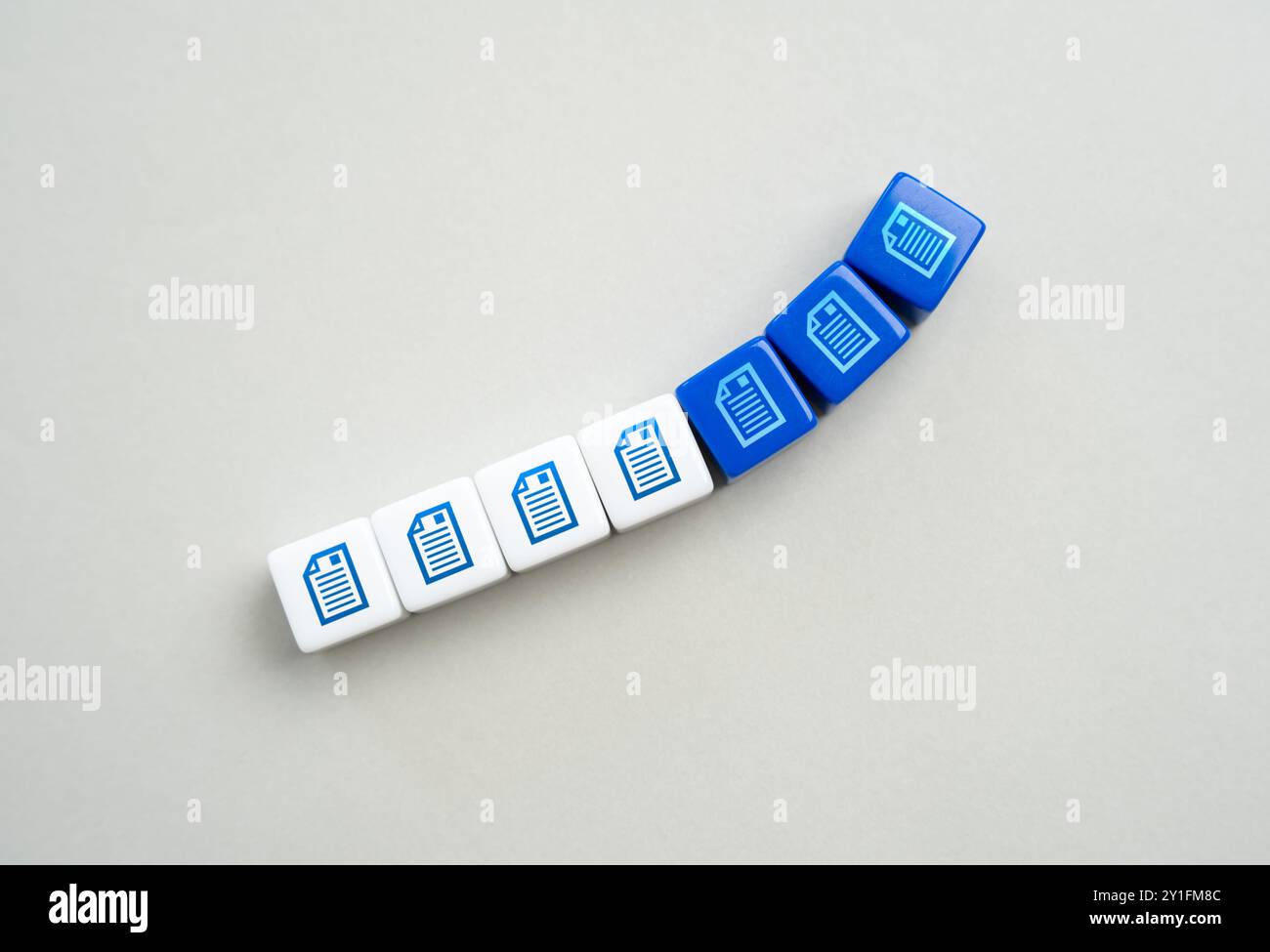 Aggiunta di un elenco di documenti, complicando il processo e aumentando il flusso dei documenti. Burocratizzazione. Foto Stock