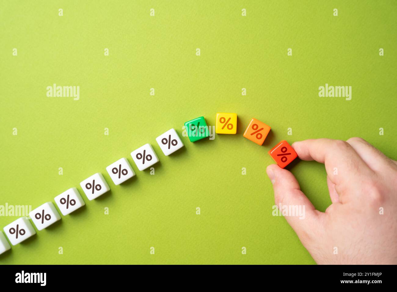 Tassi di interesse in calo. Far scoppiare la bolla finanziaria. Rallentamento economico. Eccesso di indebitamento. Ristrutturazione del debito. Evitare il fallimento. Estinguere i debiti Foto Stock