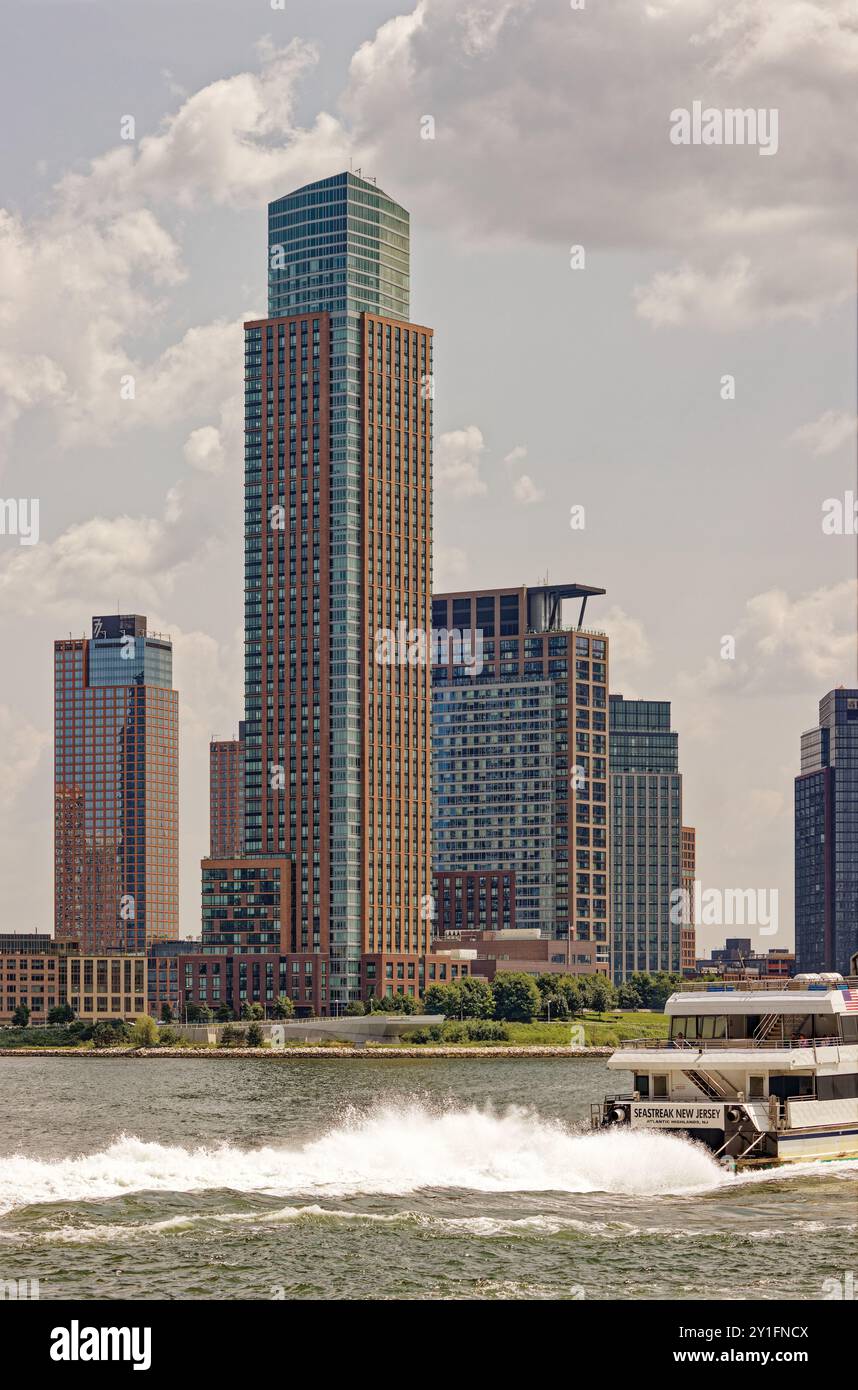 Gotham Point, 1-15 57th Avenue, è un nuovo complesso residenziale a Hunters Point South, dove Newtown Creek incontra l'East River. Foto Stock