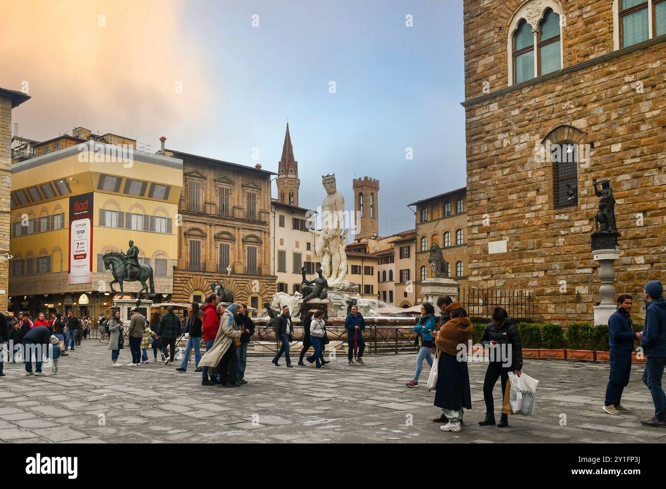 Vista di Piazza della Signoria con la Fontana del Nettuno e il monumento di Cosimo i de Medici, al tramonto, Firenze, Toscana, Italia Foto Stock