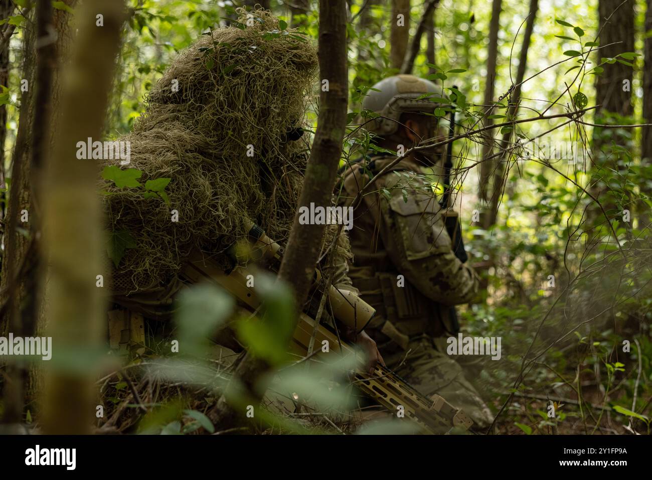 Soldati con la Brigata al Forsan degli Emirati Arabi Uniti, la Guardia Presidenziale conducono un assalto combinato simulato con i Marines del 2nd Battalion, 2nd Marine Regiment, 2nd Marine Division, come parte dell'Unit Enhancement Training 24-2 al Marine Corps base Camp Lejeune, Carolina del Nord, 31 luglio 2024. UET 24-2 è un'esercitazione militare bilaterale tenuta per rafforzare l'interoperabilità e basarsi sulle relazioni militari di lunga data tra i Marines degli Stati Uniti e i soldati degli Emirati Arabi Uniti. (Foto del corpo dei Marines degli Stati Uniti di Emily Hazelbaker) Foto Stock