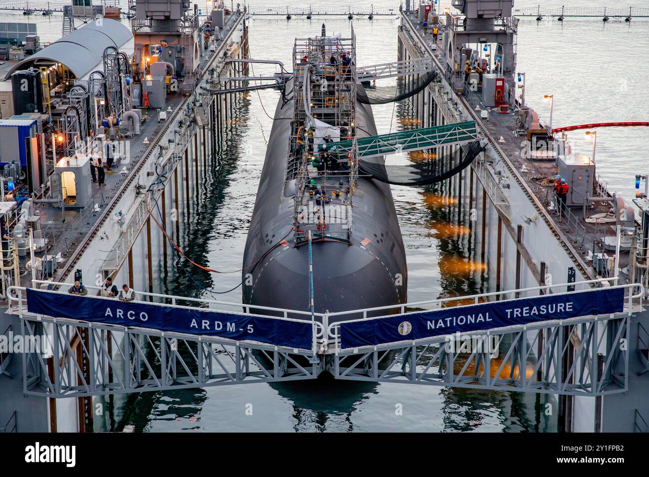 240904-N-SS900-1030 SAN DIEGO (4 settembre 2024) il sommergibile d'attacco rapido classe Los Angeles USS Scranton (SSN 756) si prepara a partire dal bacino galleggiante ARCO (ARDM 5) a Naval base Point Loma, 4 settembre 2024. Scranton fa parte del Commander, Submarine Squadron (CSS) 11, sede di cinque sottomarini ad attacco rapido classe Los Angeles, che sono in grado di supportare varie missioni, tra cui: Guerra anti-sottomarino; guerra anti-nave; guerra d'attacco; e intelligence, sorveglianza e ricognizione. ARCO è un bacino di carenaggio galleggiante ausiliario medio per la riparazione ed è un asset CSS-11 sotto il controllo operativo Foto Stock