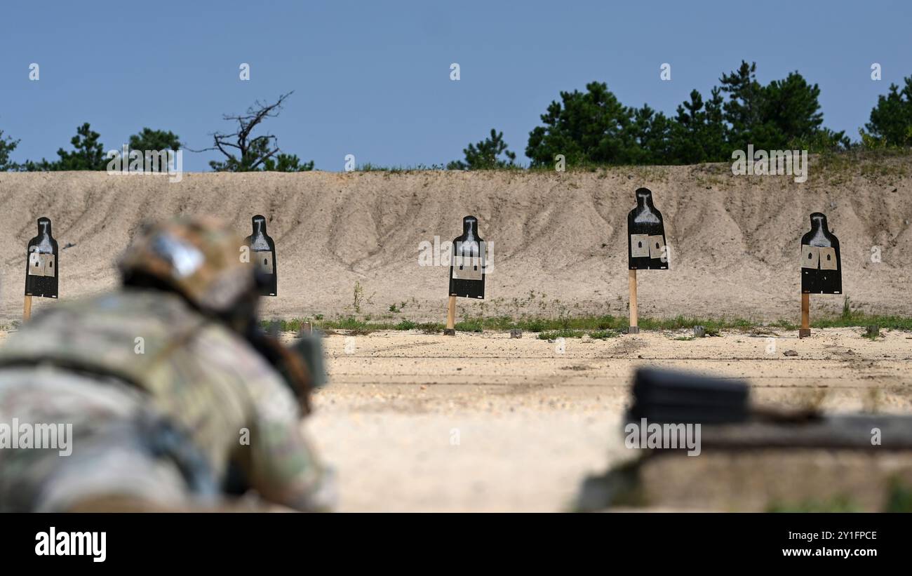 Un Airman della U.S. Air Force azzera la loro M4 Carbine durante l'addestramento pre-schieramento il 14 agosto 2024 presso Joint base McGuire-Dix-Lakehurst, New Jersey. I Deployer si addestrano in base al nuovo modello AFFORGEN attuato con l’obiettivo di ricostituire la forza lavoro, gli aeromobili e le attrezzature in vigore elementi che addestrano, dispiegano e recuperano come unità coesive per ogni fase del ciclo di 24 mesi. (Foto U.S. Air Force di staff Sgt. Gerald R. Willis) Foto Stock