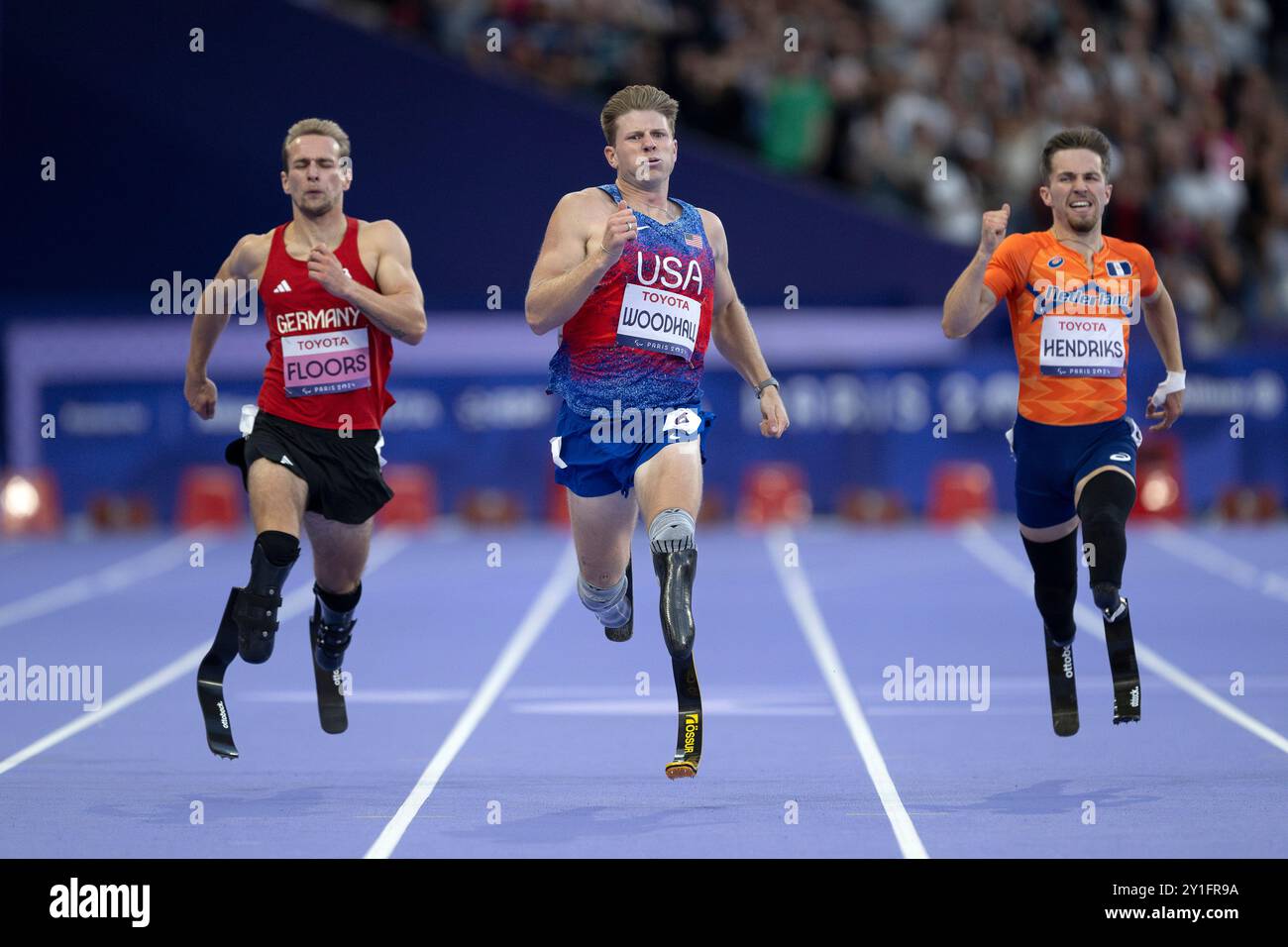 Parigi, Ile de France, Francia. 6 settembre 2024. 6 settembre 2024: HUNTER WOODHALL (centro) del team USA conquista la medaglia d'oro con il tedesco JOHANNES FLOORS vince Silver e OLIVIER HENDRIKS per la gara maschile 400mm - T62 a Parigi 2024. Paralimpiadi. (Immagine di credito: © Mark Edward Harris/ZUMA Press Wire) SOLO PER USO EDITORIALE! Non per USO commerciale! Foto Stock