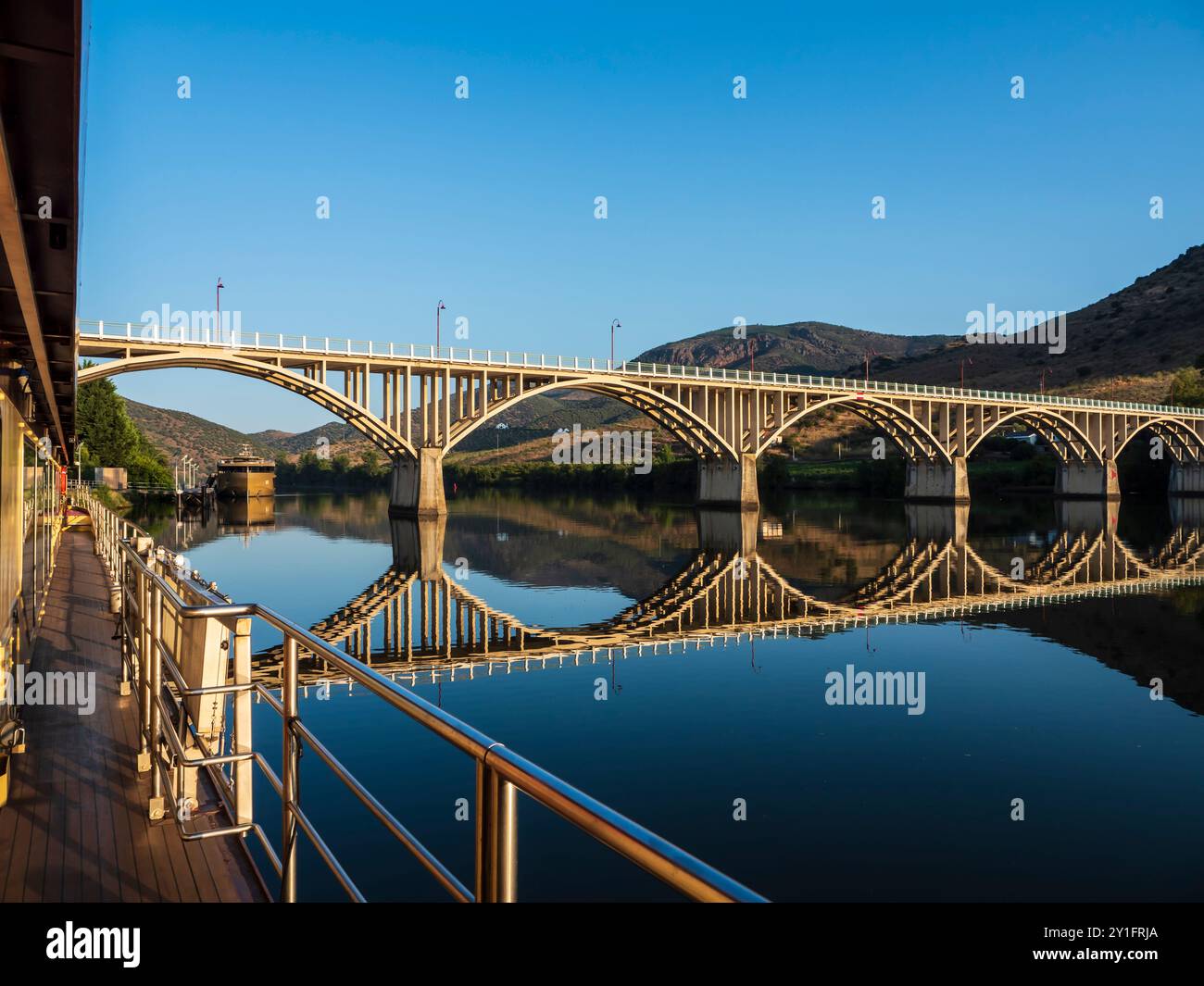 Ponte Almirante Sarmento Rodrigues, barca D'Alva, Portogallo. Foto Stock