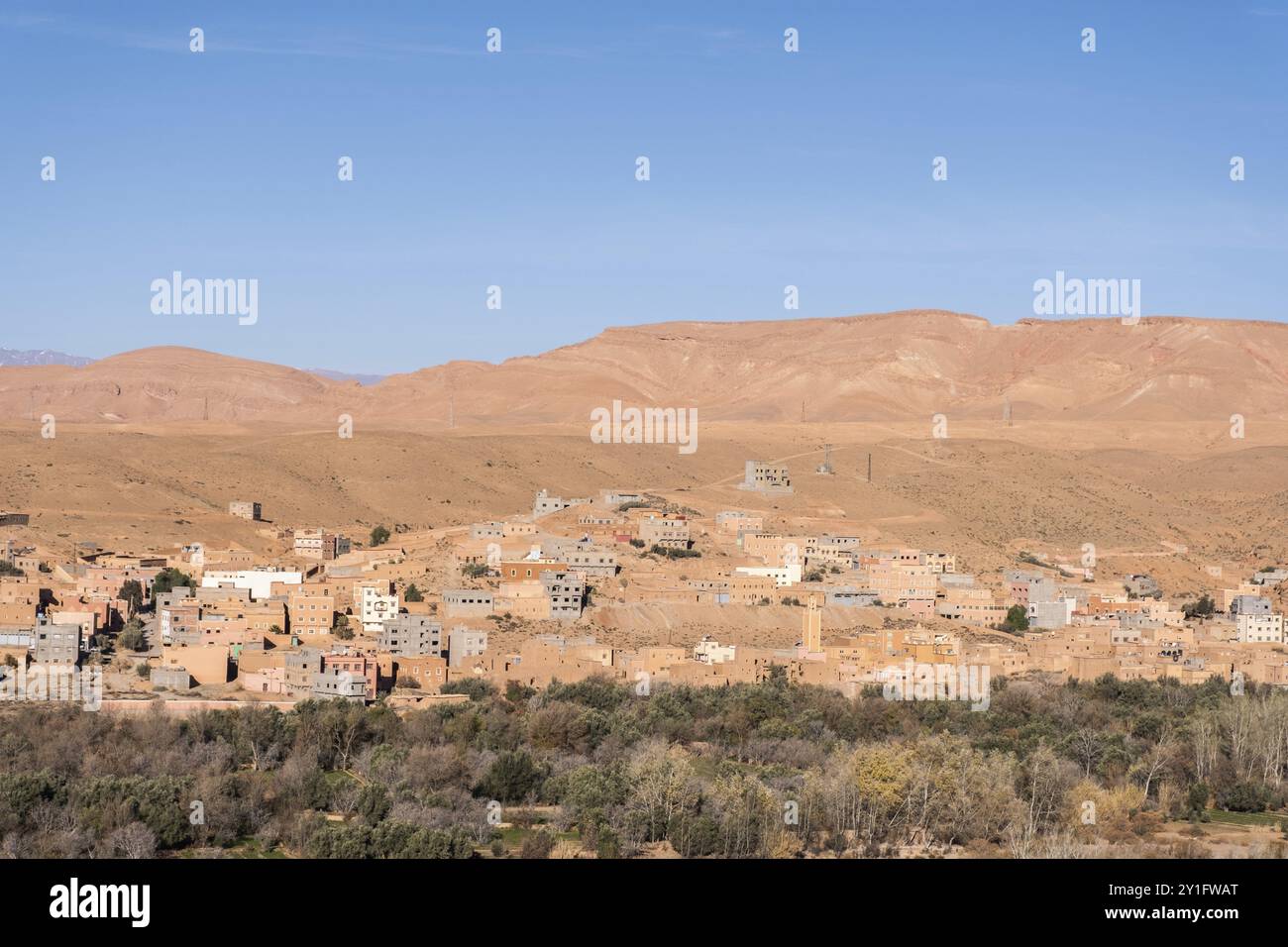 Una vista panoramica di una città sulle montagne dell'Atlante, con la sua antica medina, le mura della fortezza e il pittoresco porto Foto Stock