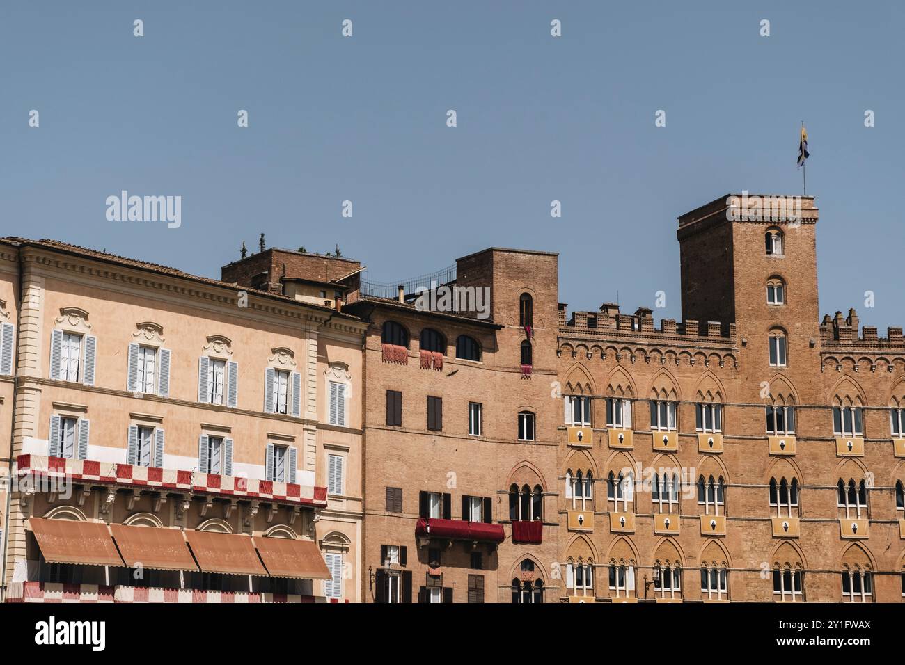 Siena è stata una delle città più importanti dell'Europa medievale e il suo centro storico è un sito patrimonio dell'umanità dell'UNESCO. Piazza del campo nel Palio Foto Stock