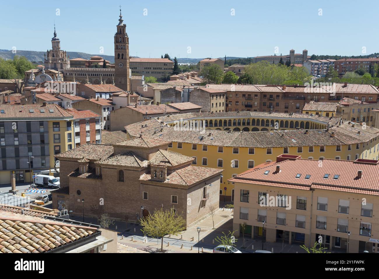 Panorama di una città con un caratteristico edificio rotondo e una torre di chiesa sullo sfondo, Cattedrale, Catedral de Santa Maria de la Huerta, Bu Foto Stock