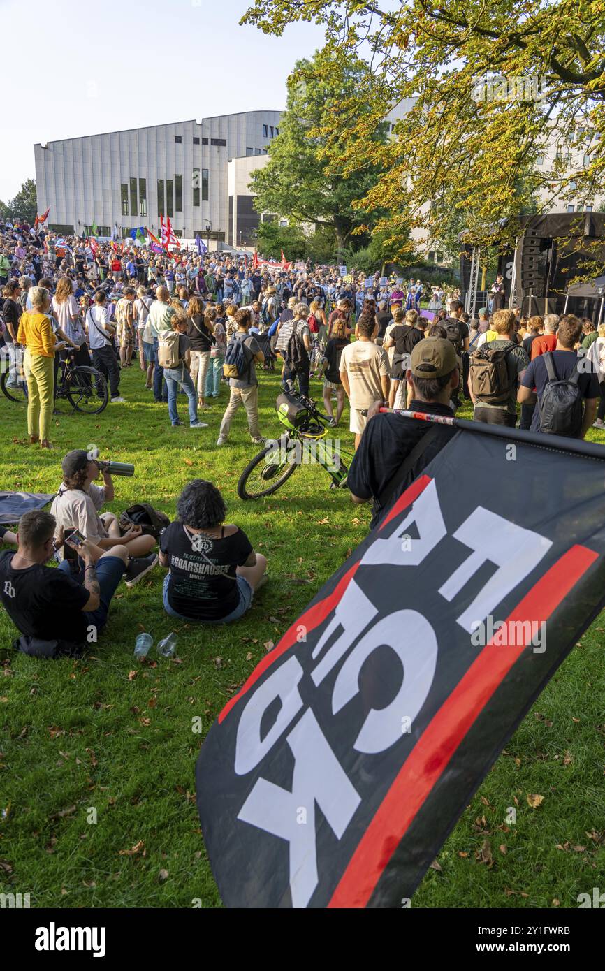 Le proteste contro il cosiddetto dialogo dei cittadini dell'AfD nella Philharmonie di Essen, i dipendenti del Teatro di Essen e della Philharmonie hanno chiesto Foto Stock Le proteste contro il cosiddetto dialogo dei cittadini dell'AfD nella Philharmonie di Essen, i dipendenti del Teatro di Essen e della Philharmonie hanno chiesto Foto Stock
