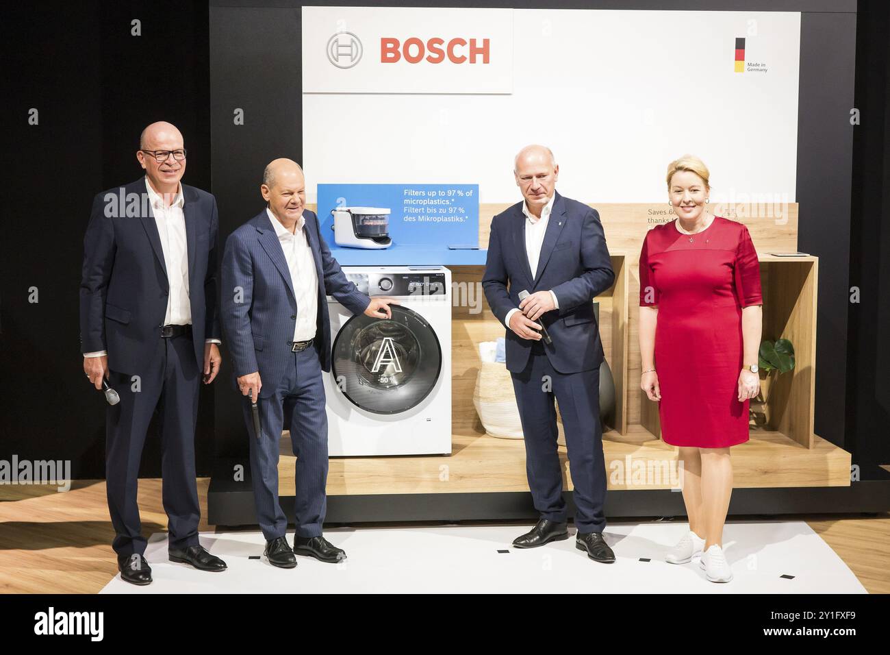 OLAF Scholz (Cancelliere della Repubblica federale di Germania, SPD), Kai Wegner (sindaco di Berlino (CDU) e Franziska Giffey (senatrice di Econom Foto Stock