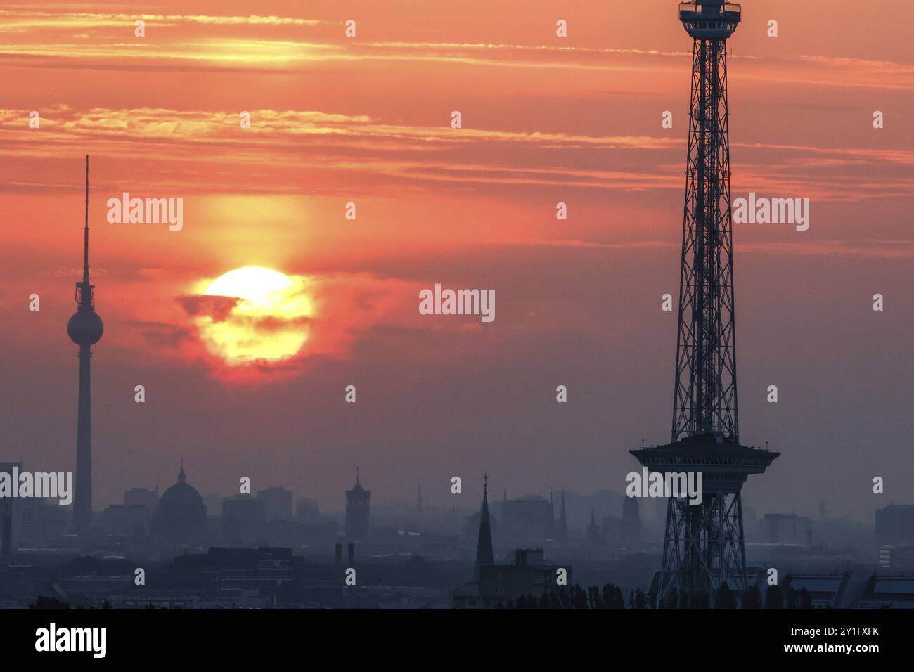 Alba a Berlino, Torre radio, Torre della televisione, 06.09.2024, Berlino, Berlino, Germania, Europa Foto Stock