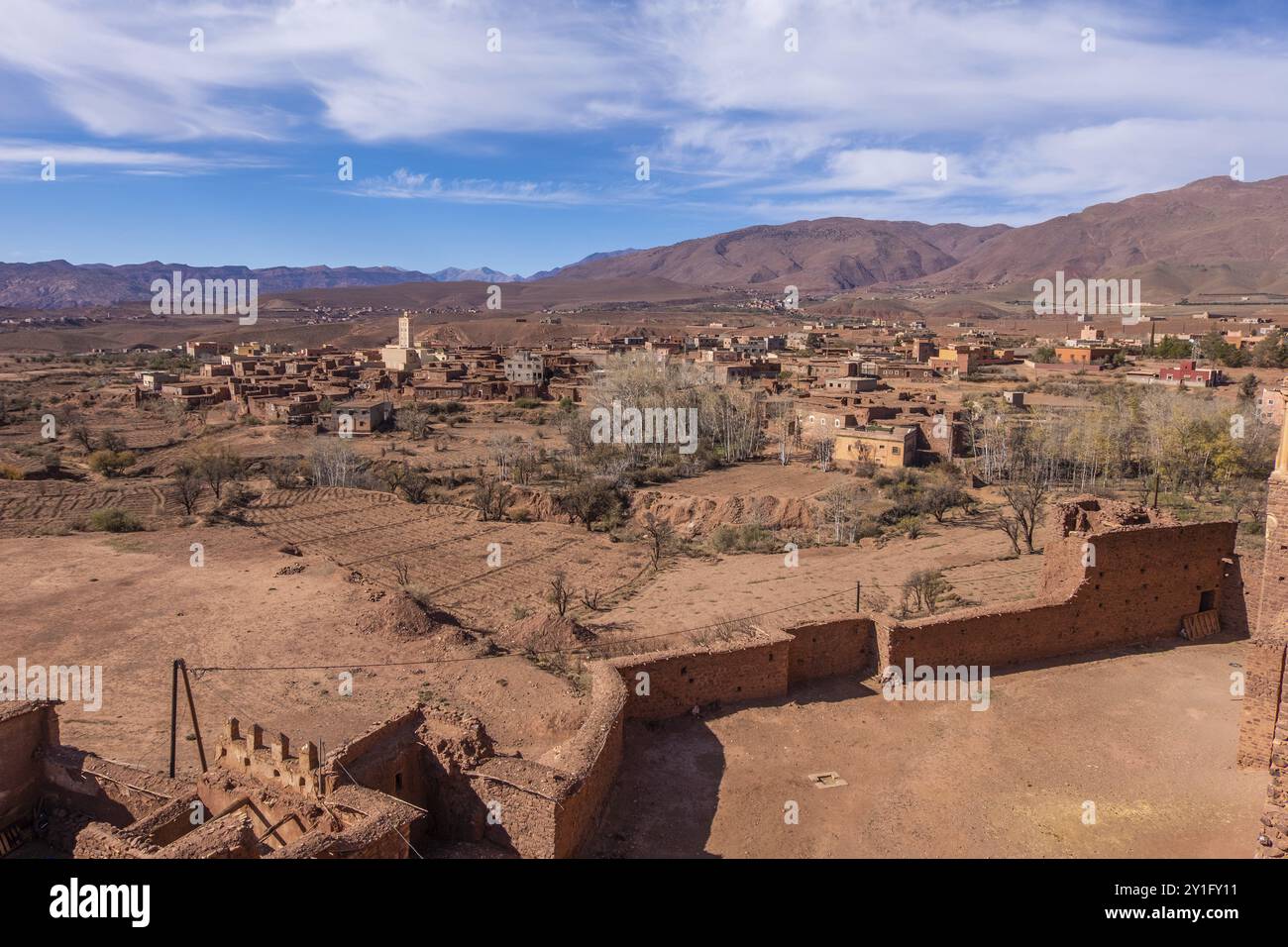 Una vecchia kasbah che serviva come base per le tribù nomadi, con un senso di robustezza e avventura Foto Stock