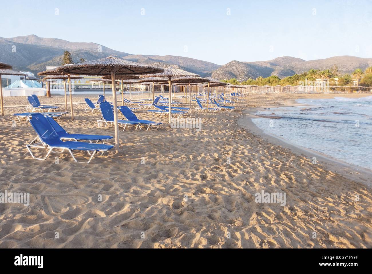 Esplora l'affascinante bellezza di Creta in estate attraverso questa collezione di affascinanti fotografie di microstock. Dal vivace porto alla W Foto Stock