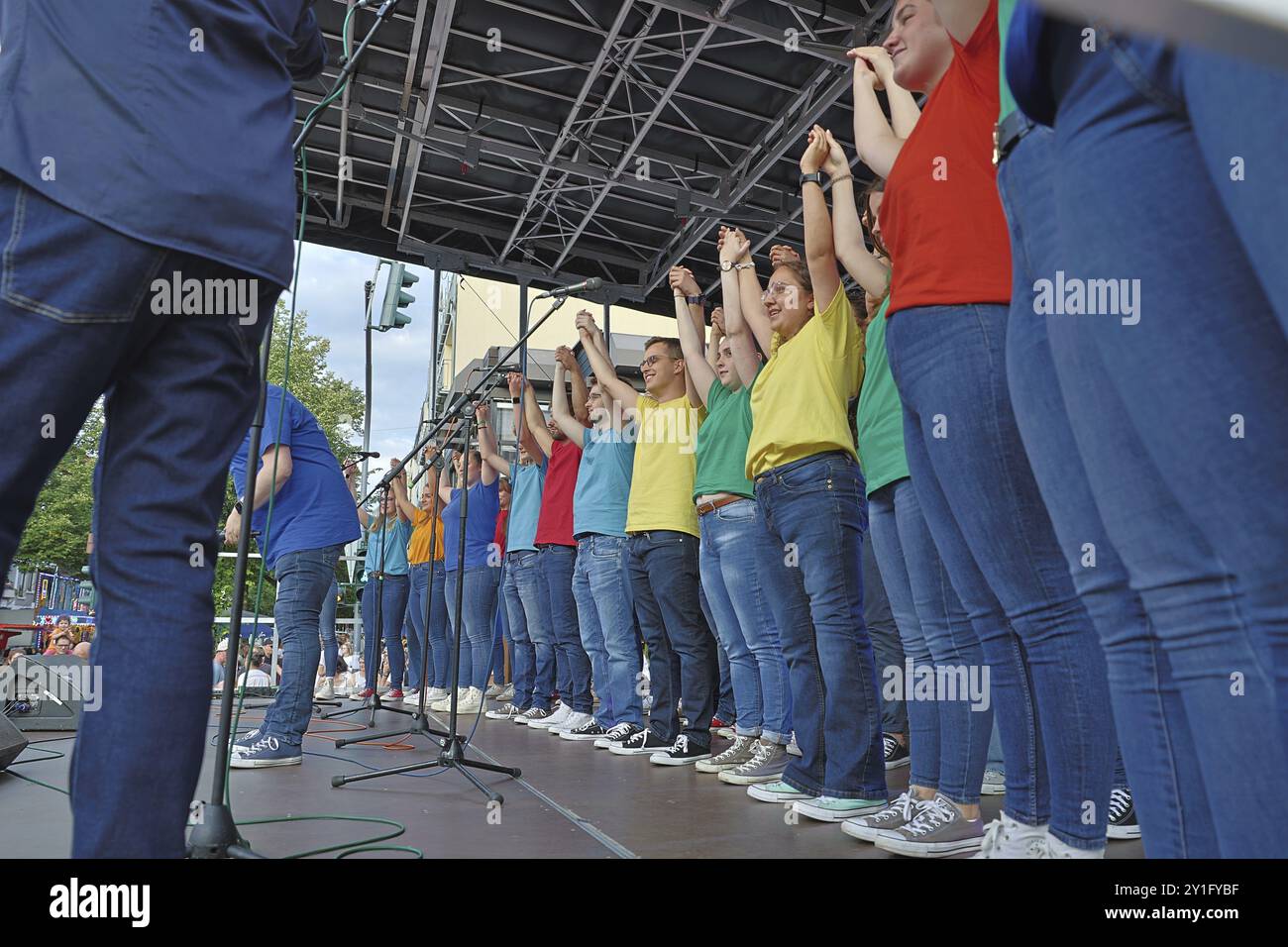 Coro, St. Stephan Youth Choir, Dueren Street Festival il 25 agosto 2024 in Duerener Str., scuola di danza Van Hasseltbuehne a Colonia Germania Foto Stock