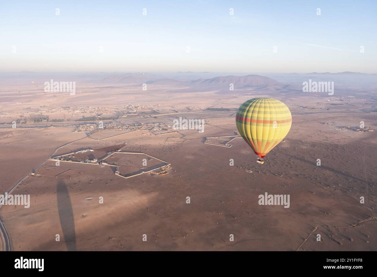 Mongolfiere che si innalzano sul paesaggio mozzafiato del deserto marocchino. Foto Stock