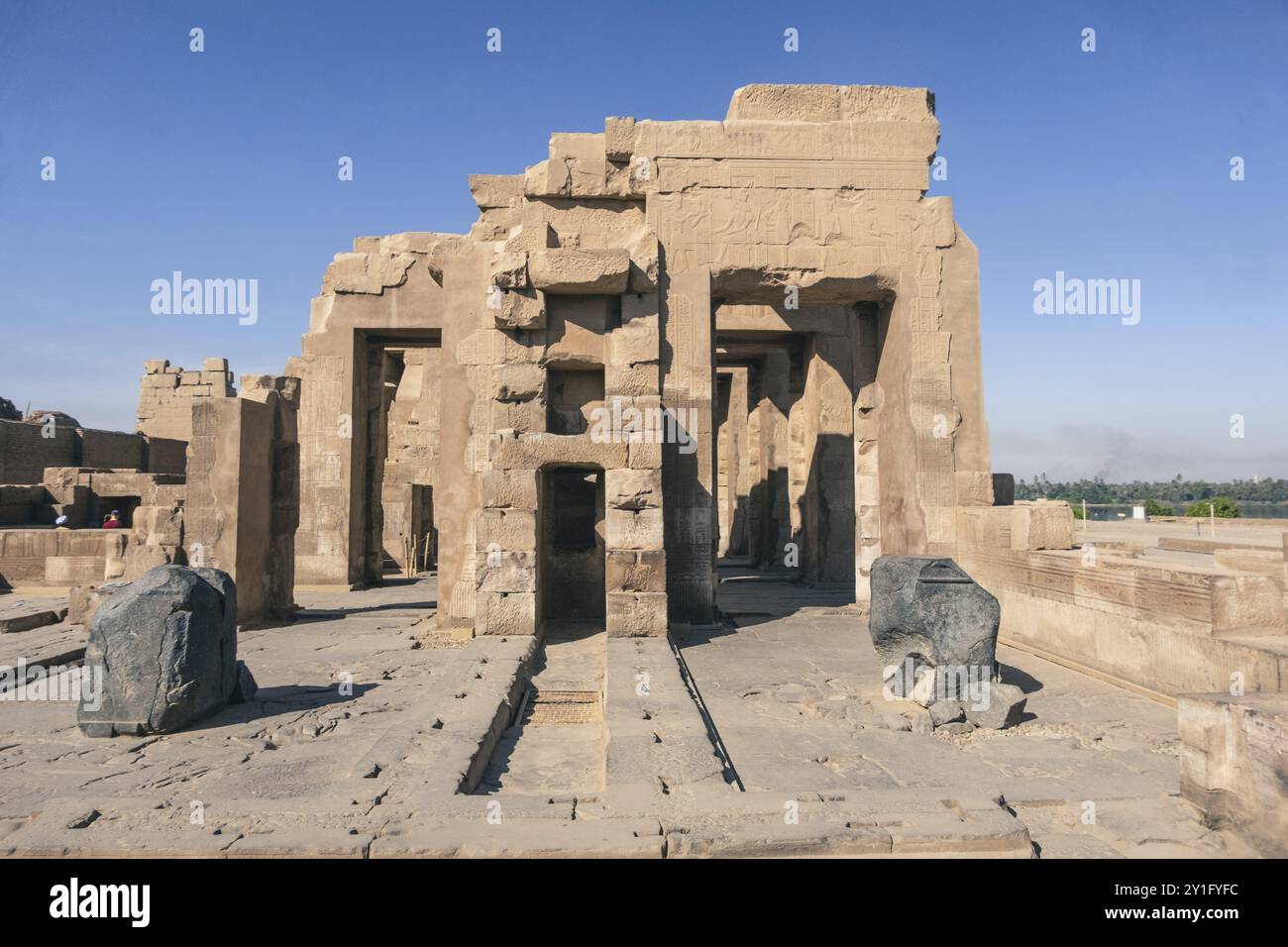 Cattura l'essenza dell'antico Egitto con questa affascinante immagine del Tempio di file, graziosamente annidato su un'isola nel mezzo del Nilo. Testimone t Foto Stock