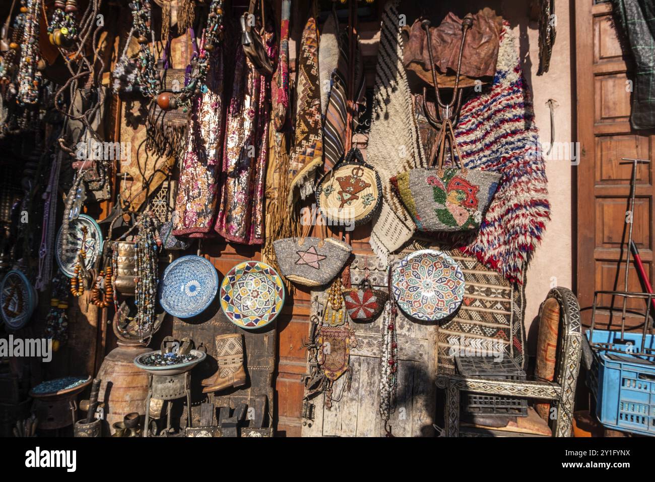 Prodotti tribali e tipici in vendita in un negozio in un suk di Marrakech in Marocco Foto Stock