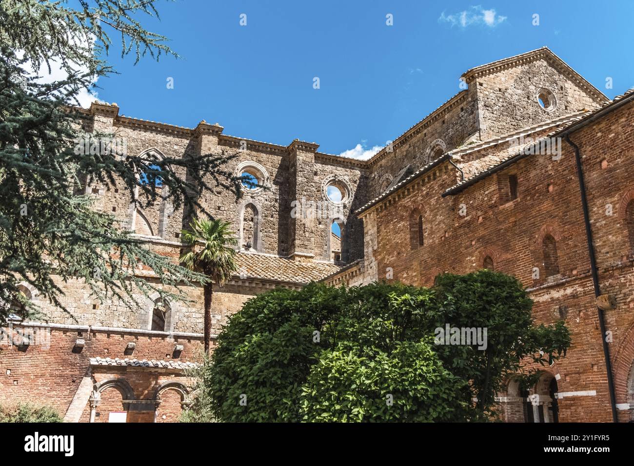 Splendida vista sull'Abbazia di San Galgano, un antico monastero cistercense fondato nella provincia di Siena, regione Toscana Foto Stock