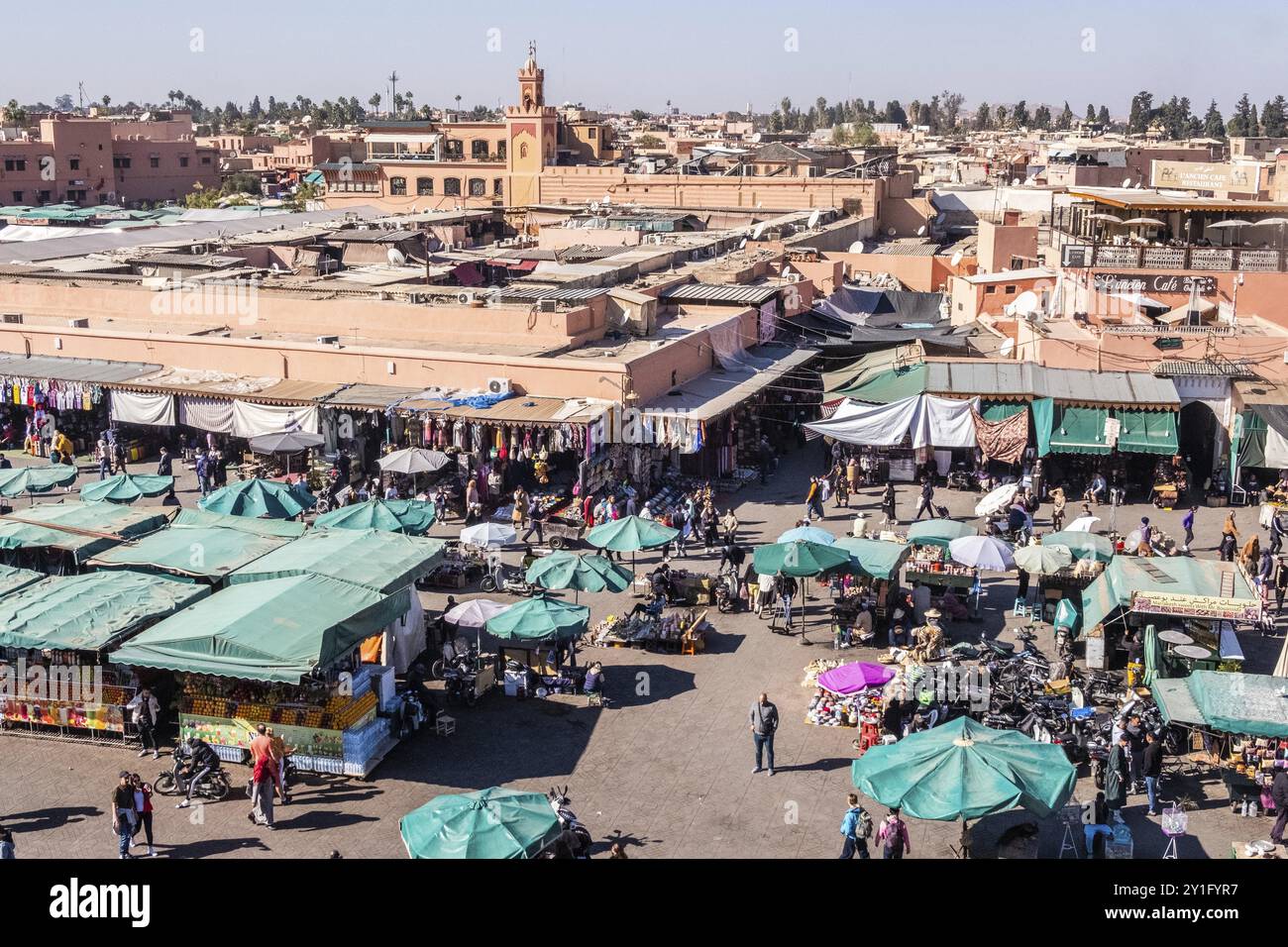Il classico mercato con tende verdi di piazza Jemaa el-Fnaa nella Medina di Marrakech. Foto Stock