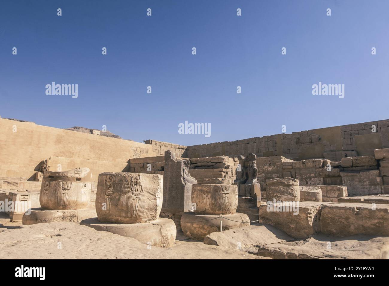 Esplora l'incantevole tempio di Luxor, una testimonianza dell'eredità duratura dell'Egitto. Questa fotografia mostra la magnifica architettura del tempio, illumina Foto Stock