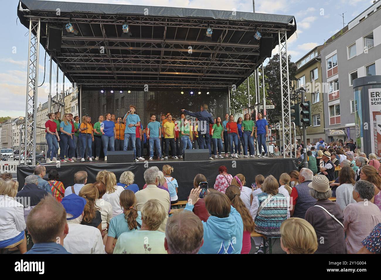 Coro, St. Stephan Youth Choir, Dueren Street Festival il 25 agosto 2024 in Duerener Str., scuola di danza Van Hasseltbuehne a Colonia Germania Foto Stock