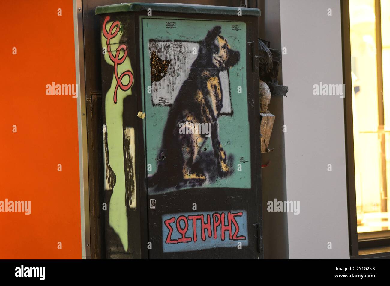 Atene: Street art che ritrae un cane. Via Voukourestiou. Grecia Foto Stock