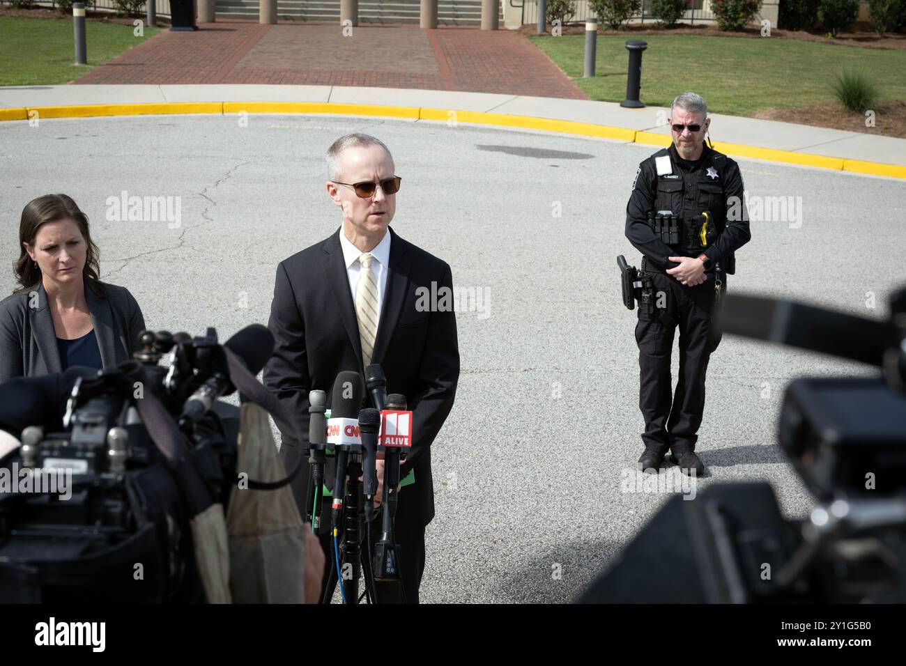 Winder, Georgia, Stati Uniti. 6 settembre 2024. Il procuratore distrettuale della contea di Barrow Brad Smith parla con i giornalisti dopo le prime apparizioni in tribunale di Colt Gray e suo padre, Colin Gray. (Immagine di credito: © Robin Rayne/ZUMA Press Wire) SOLO PER USO EDITORIALE! Non per USO commerciale! Foto Stock