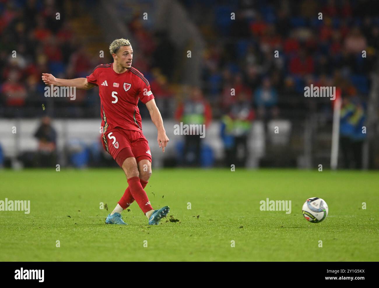 CARDIFF, REGNO UNITO. 6 settembre 2024. Ethan Ampadu del Galles passa la palla durante la partita del gruppo H 2025 della UEFA Nations League tra Galles e Turchia al Cardiff City Stadium di Cardiff il 6 settembre 2024. (PIC di Ashley Crowden/FAW) credito: Football Association of Wales/Alamy Live News Foto Stock CARDIFF, REGNO UNITO. 6 settembre 2024. Ethan Ampadu del Galles passa la palla durante la partita del gruppo H 2025 della UEFA Nations League tra Galles e Turchia al Cardiff City Stadium di Cardiff il 6 settembre 2024. (PIC di Ashley Crowden/FAW) credito: Football Association of Wales/Alamy Live News Foto Stock