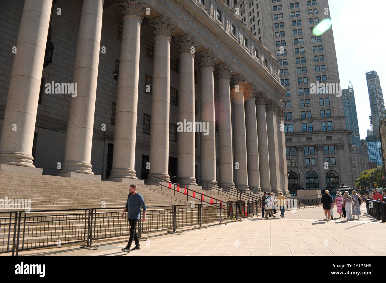 New York, Stati Uniti. 5 settembre 2024. La gente cammina di fronte al tribunale Thurgood Marshall degli Stati Uniti nel centro di Manhattan, New York City. Credito: SOPA Images Limited/Alamy Live News Foto Stock