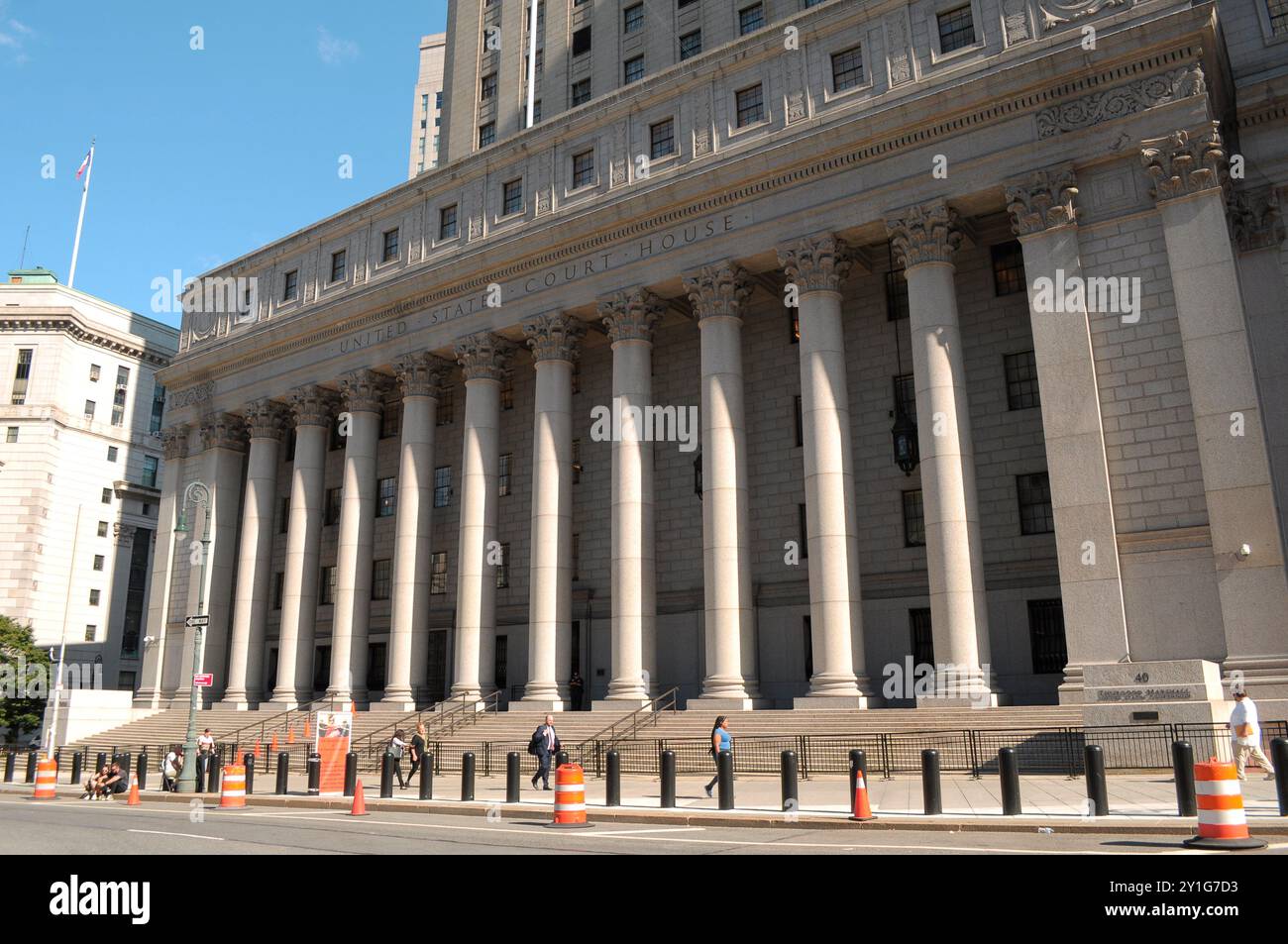 New York, Stati Uniti. 5 settembre 2024. La gente cammina di fronte al tribunale Thurgood Marshall degli Stati Uniti nel centro di Manhattan, New York City. (Foto di Jimin Kim/SOPA Images/Sipa USA) credito: SIPA USA/Alamy Live News Foto Stock