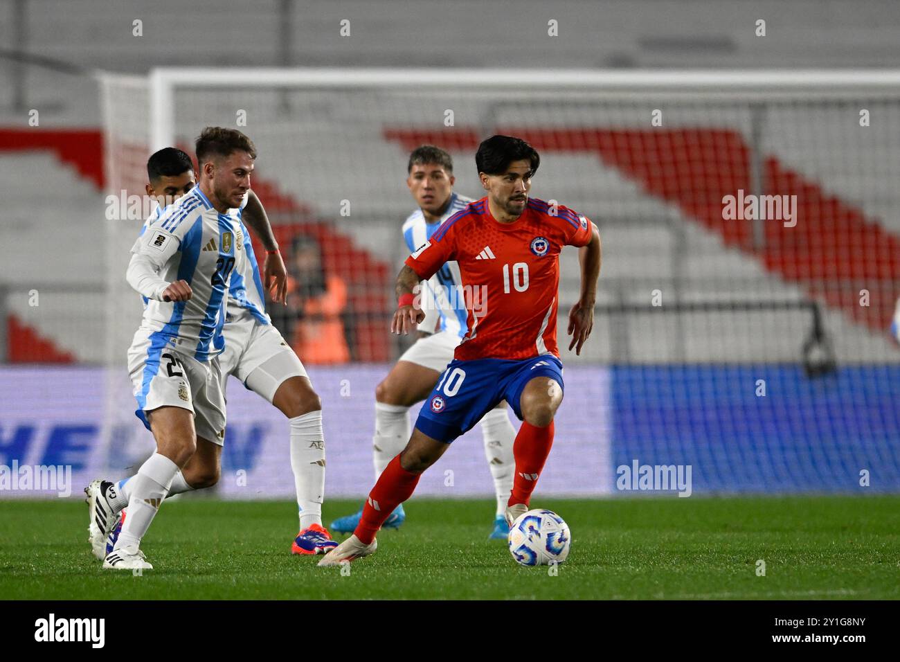 BUENOS AIRES, ARGENTINA - 5 SETTEMBRE: Alexis Mac Allister, Cristian Romero, Víctor Davila durante la partita di qualificazione ai Mondiali di calcio 2026 tra Arg Foto Stock