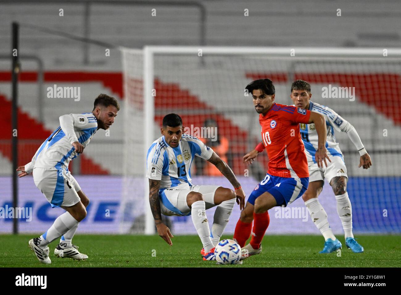 BUENOS AIRES, ARGENTINA - 5 SETTEMBRE: Alexis Mac Allister, Cristian Romero, Víctor Davila durante la partita di qualificazione ai Mondiali di calcio 2026 tra Arg Foto Stock