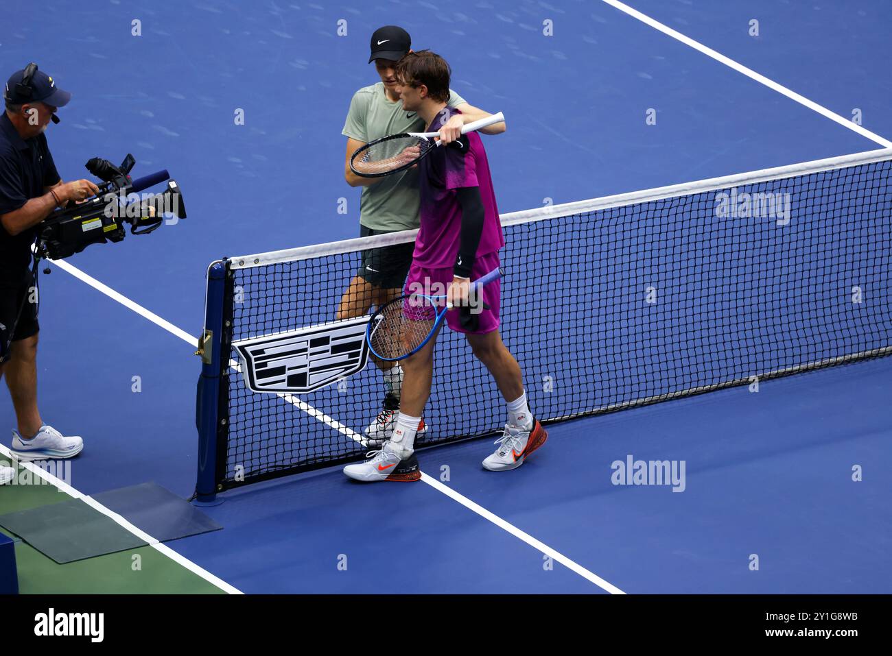 Flushing Meadows, US Open: Jack Draper of Great, Regno Unito. 6 settembre 2024. È abbracciato dal suo avversario, Jannik Sinner, dopo la semifinale di oggi agli US Open. Crediti: Adam Stoltman/Alamy Live News Foto Stock