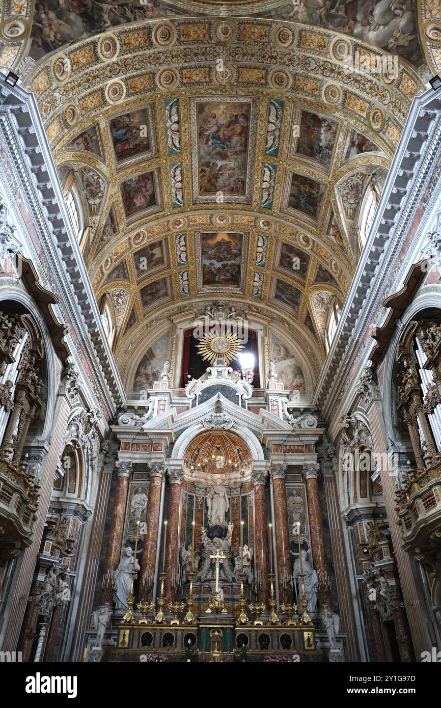 L'altare maggiore nella Chiesa di Gesu nuovo (Chiesa di Gesù nuovo) a Napoli Foto Stock