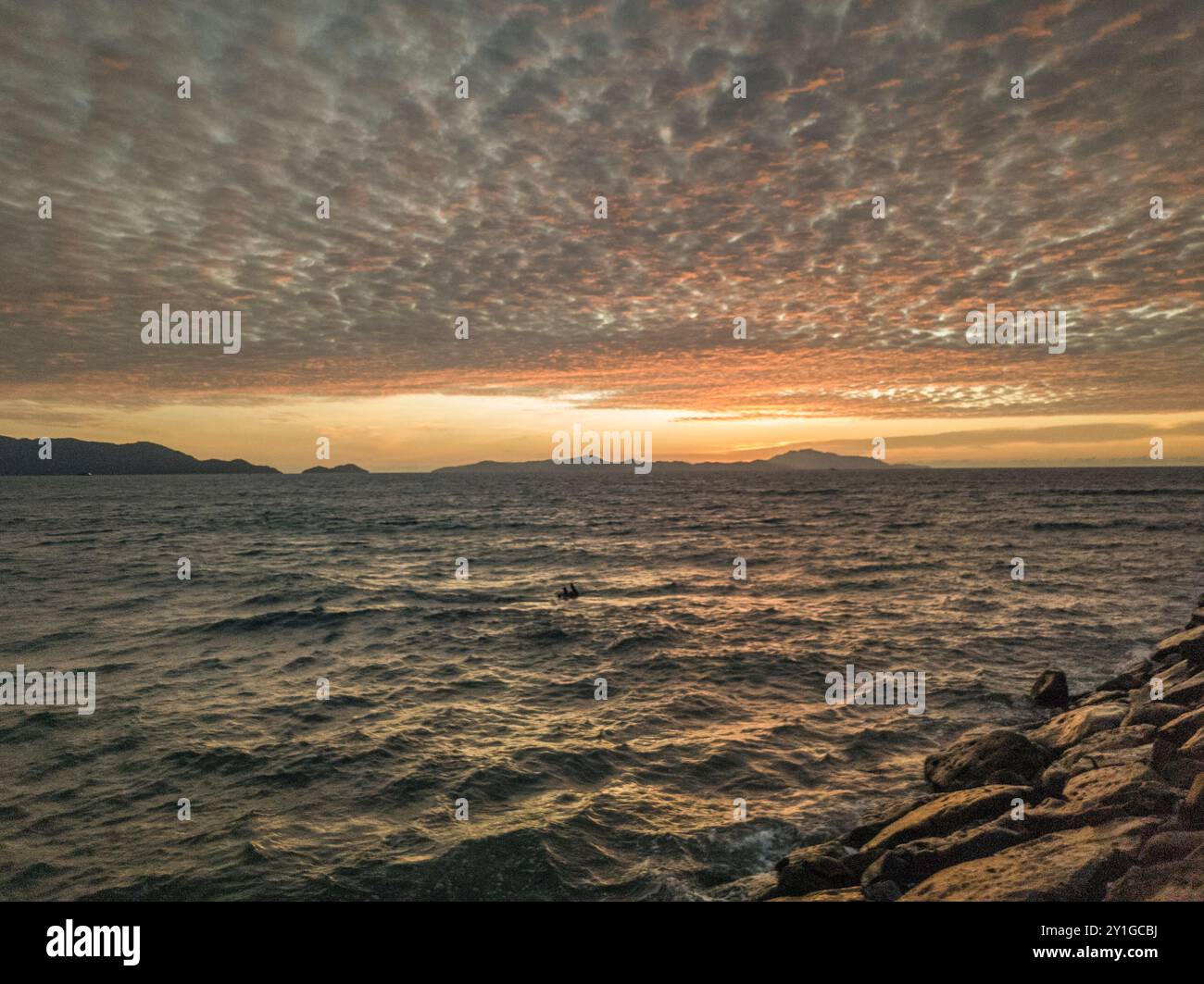 Spiaggia di sabbia rocciosa vicino. Splendida vista sulla spiaggia. Orizzonte di ispirazione per la spiaggia tropicale. Foto Stock