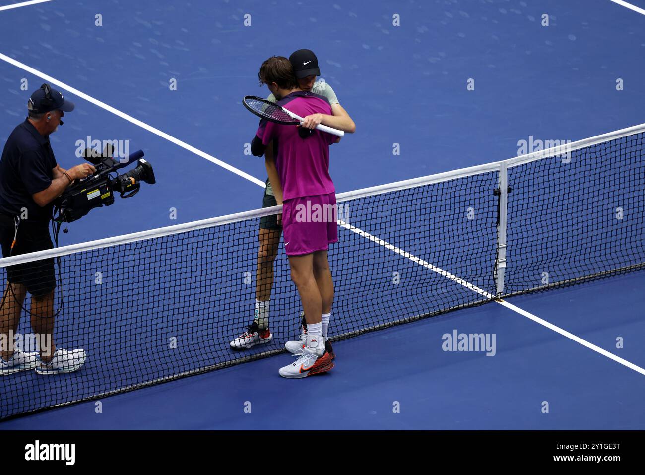 06 settembre 2024, Flushing Meadows, US Open: Jack Draper della Gran Bretagna è abbracciato dal suo avversario, Jannik Sinner dell'Italia dopo la semifinale agli US Open di oggi. Foto Stock