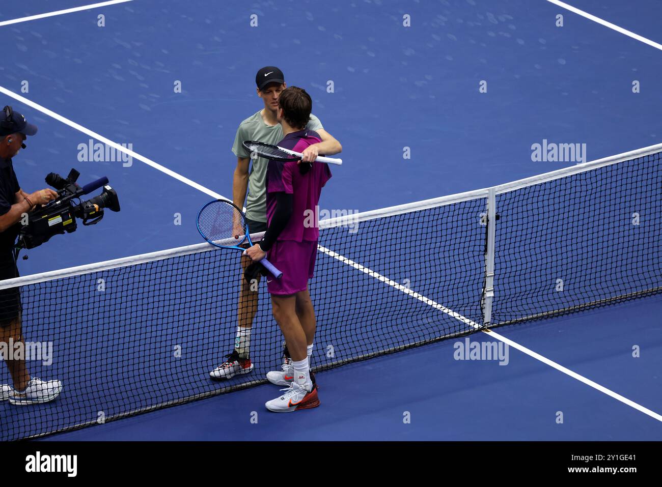 06 settembre 2024, Flushing Meadows, US Open: Jack Draper della Gran Bretagna è abbracciato dal suo avversario, Jannik Sinner dell'Italia dopo la semifinale agli US Open di oggi. Foto Stock