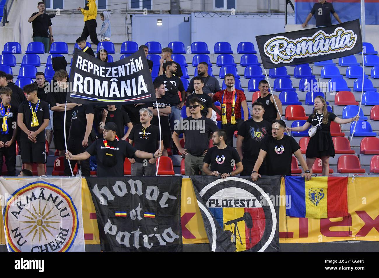 TIFOSI RUMENI DURANTE ROMANIA U2 CONTRO MONTENEGRO U21, PARTITA DI QUALIFICAZIONE PER EURO U21 SLOVACCHIA 2025, TARGOVISTE, ROMANIA 06.09.2024 Foto Stock